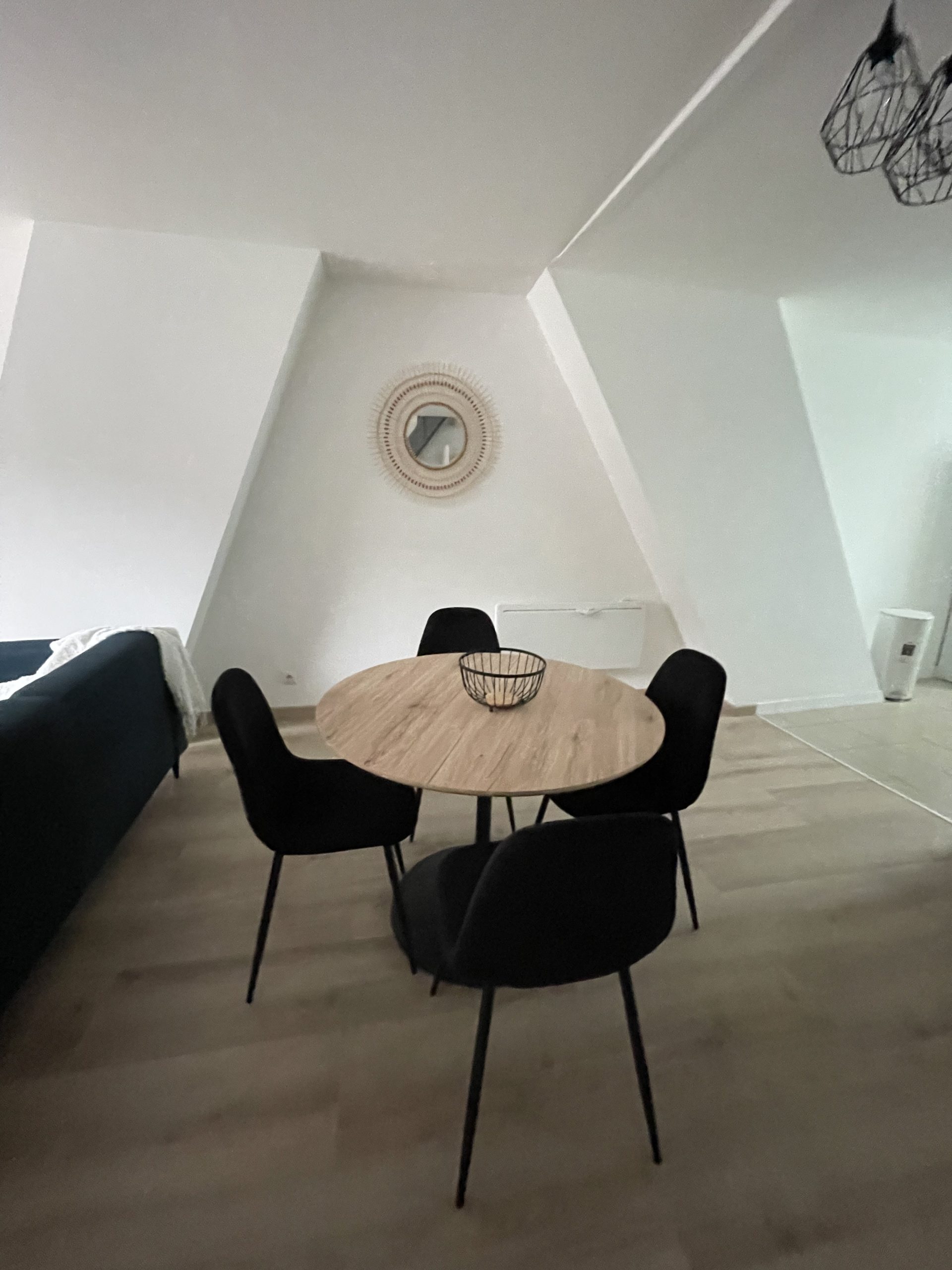 table- salle à manger -contemporain -arrondi -noir- design-haut de France